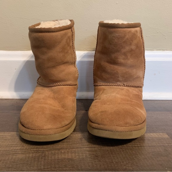 UGGS - Picture 2 of 9